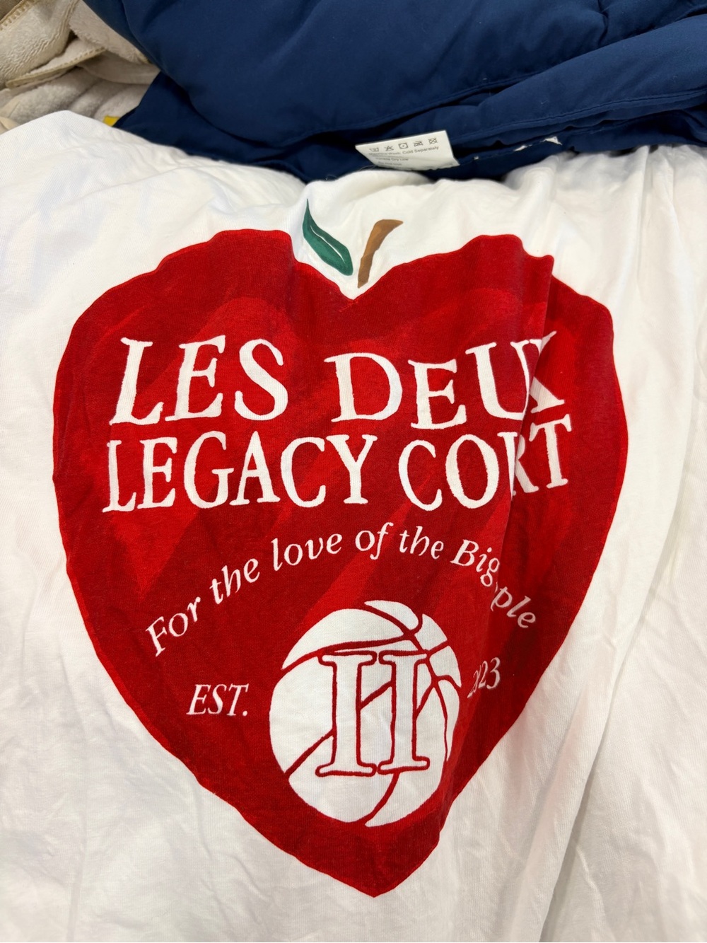 LES DEUX Legacy Court Red Apple Graphic Tee Mens Large